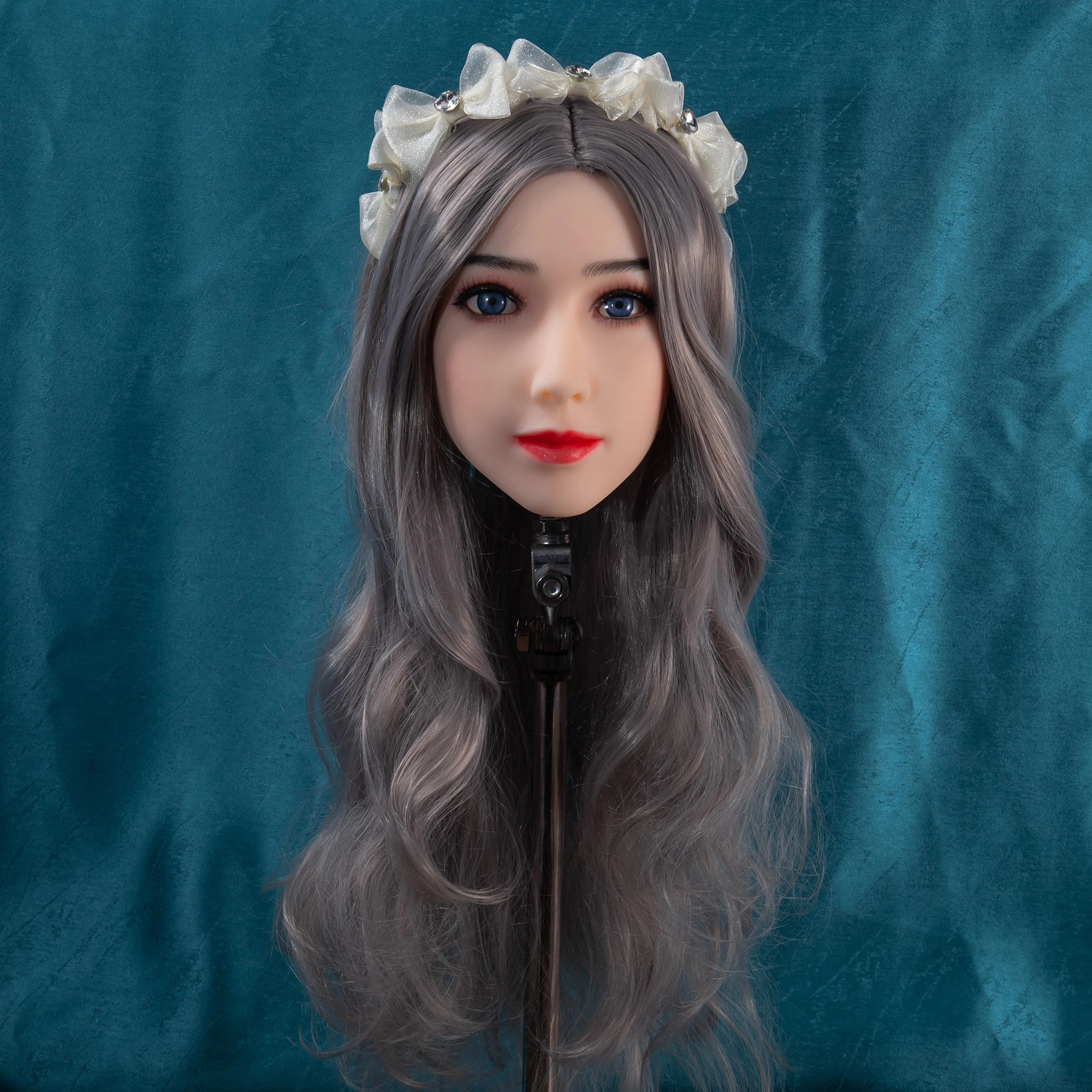 عرض نموذج رأس أنثى، يستخدم لتصفيفة شعر شخصية الرسوم المتحركة. أرسل شعر مستعار عشوائيًا، مع مكياج رائع. مصنوع من ماتي TPE