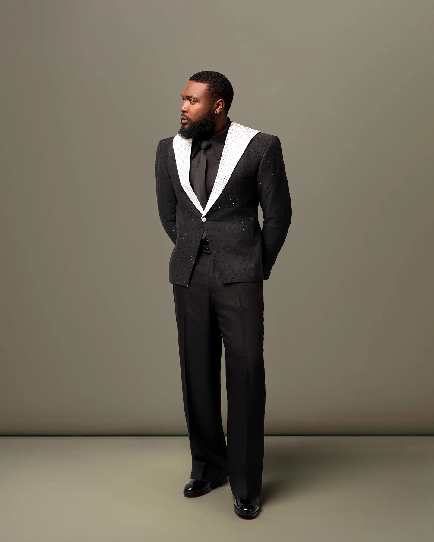 Luxury Black Single Breasted Tuxedo Jacket with White Studded Contrast Shawl Lapel and Scattered Rhinestone Customized M264947
