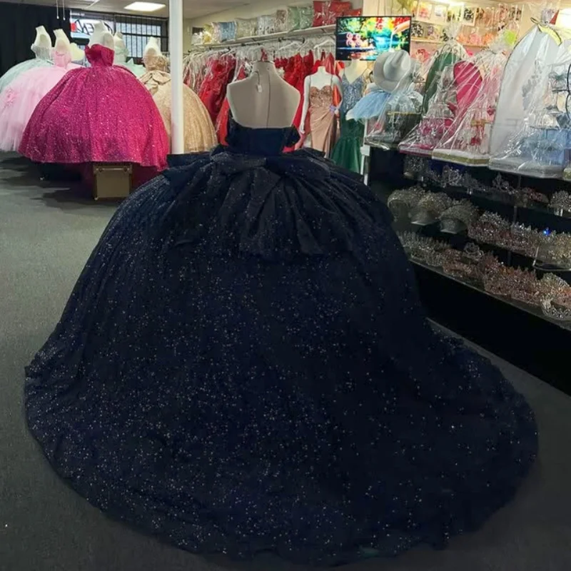 Robes de Quinceanera bleu foncé brillant personnalisées, épaules dénudées, paillettes appliquées, longue queue, grand nœud, 15