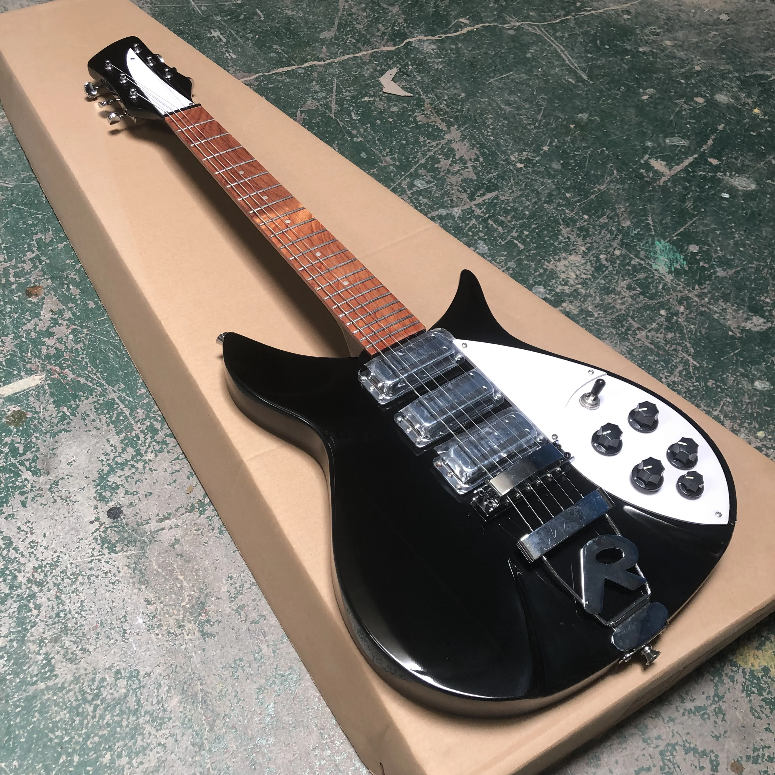 Nueva guitarra eléctrica negra 325, venta al por mayor y al por menor.