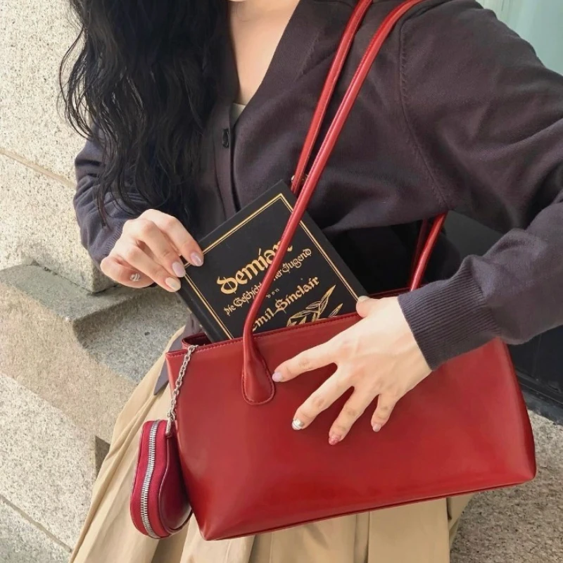 

2025 new retro niche design bag oil waxed leather spring tote fashion underarm bag love earphone shoulder bags