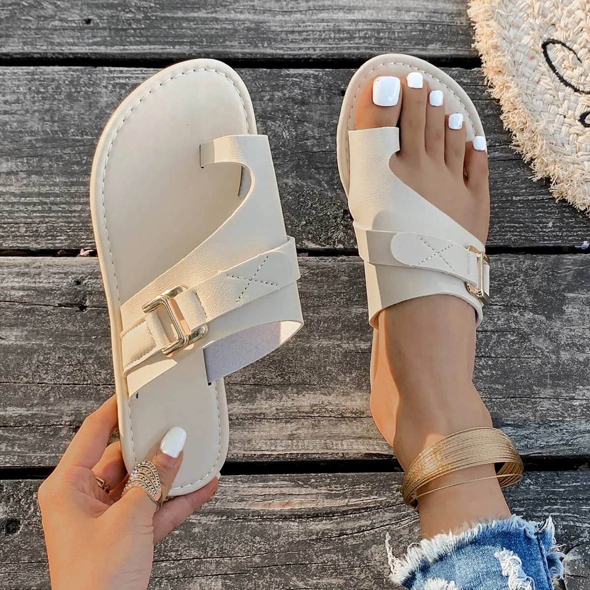 Women Summer Sandals Comfy Ligh Flat Heel Clip-toe Slides Lady Casual Beach Slippers Fashion Belt Buckle Decor Woman Flip-flops