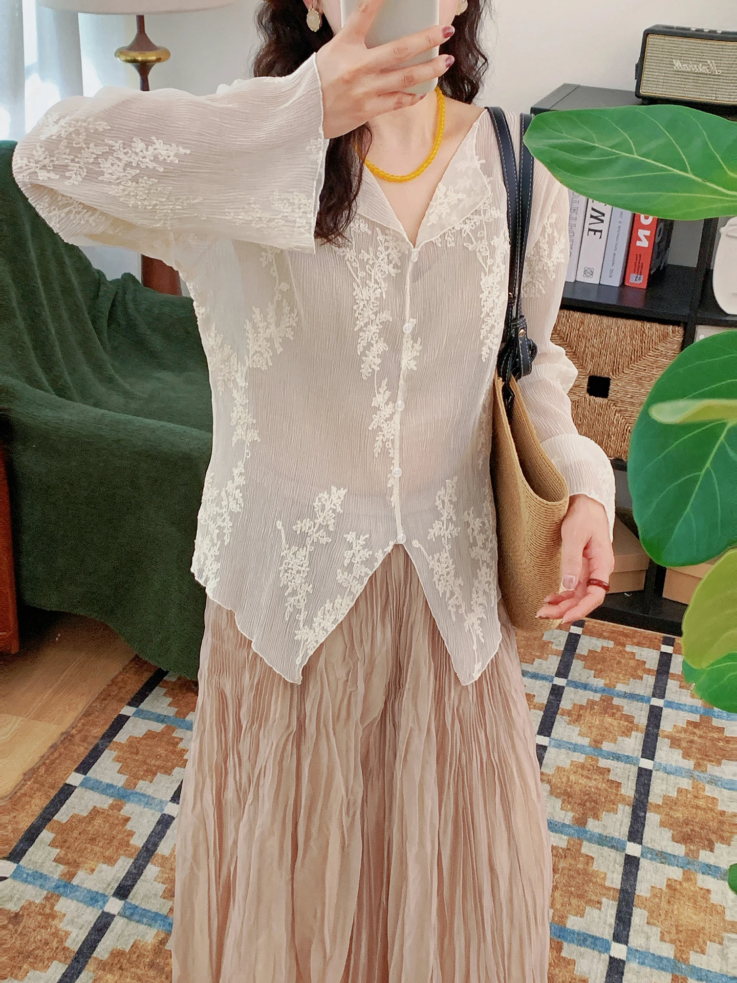 

Элегантная женская рубашка с V-образным вырезом и длинными рукавами, с вышивкой, свободного кроя, стройнящая, универсальная, легкая, с защитой от солнца, в стиле феи