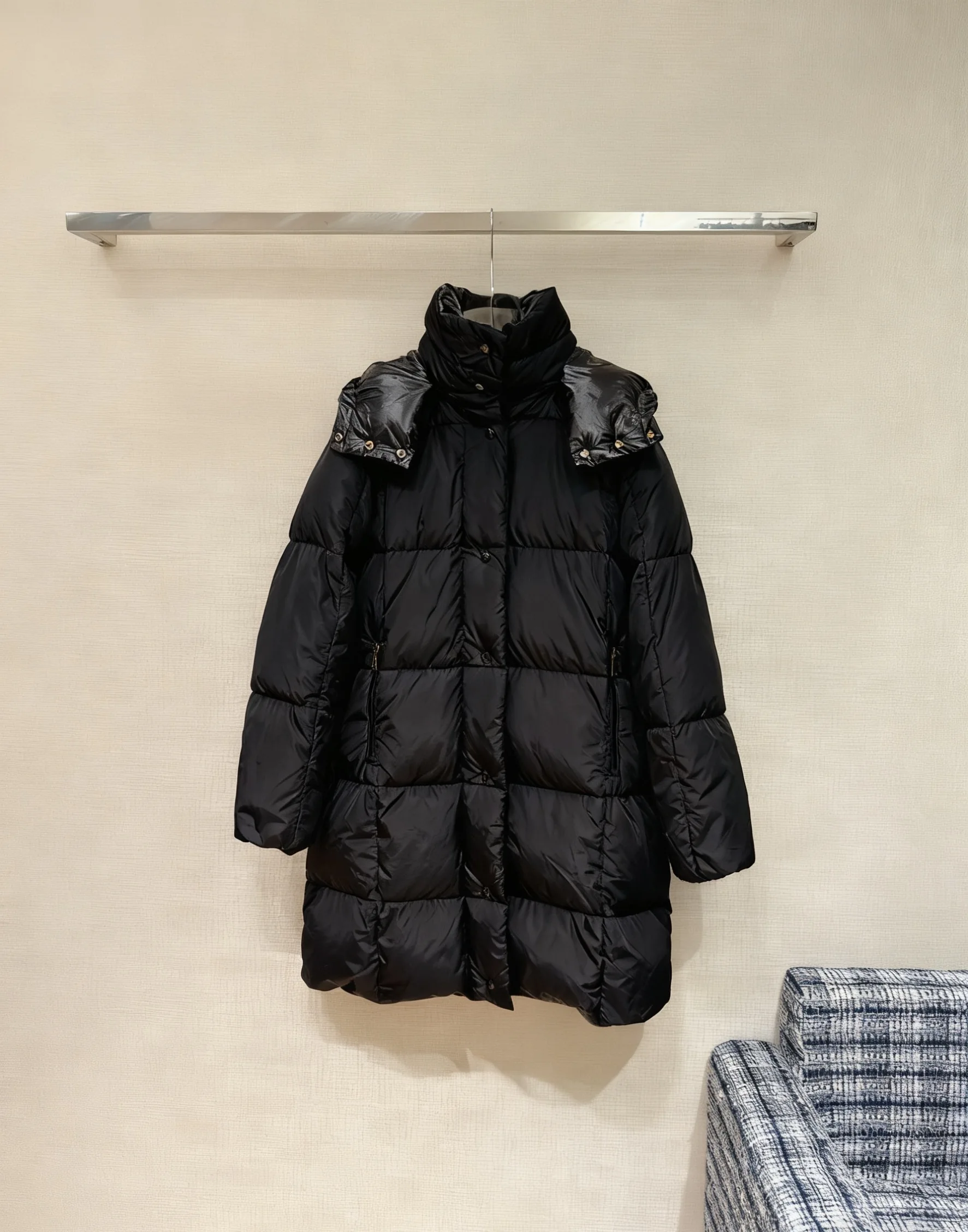 

2025 Women's Cream White Long Puffer Jacket Detachable Hood Quilted Warm Down Coat Casual Winter Outerwear