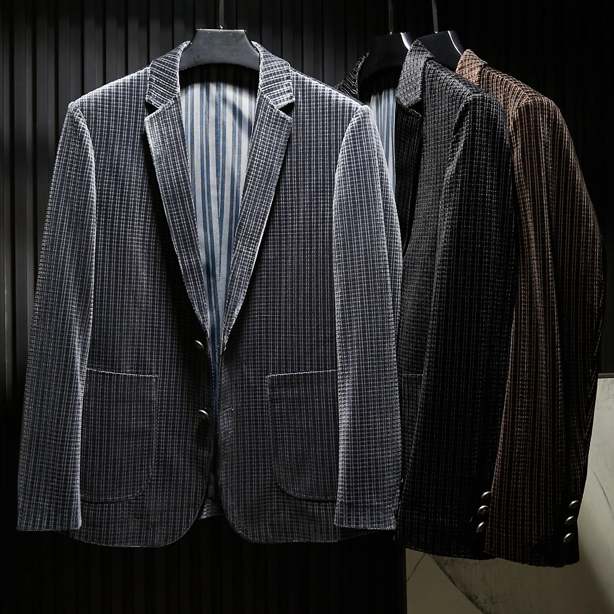 

Импортный шелковистый бархатный костюм в клетку, несминаемый, не требующий глажки, мужской, высококачественный, повседневный, деловой, однобортный, на двух пуговицах, стандартный крой.