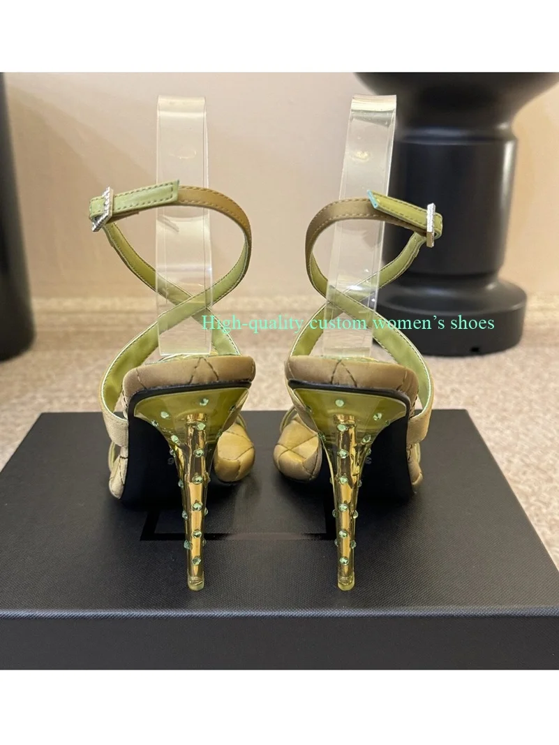Diamantförmige Einlegesohle Abendschuhe Strassverzierung Transparente Absätze Stilettos Spitze Zehenpartie Satin-Stoff Luxus-Sandalen