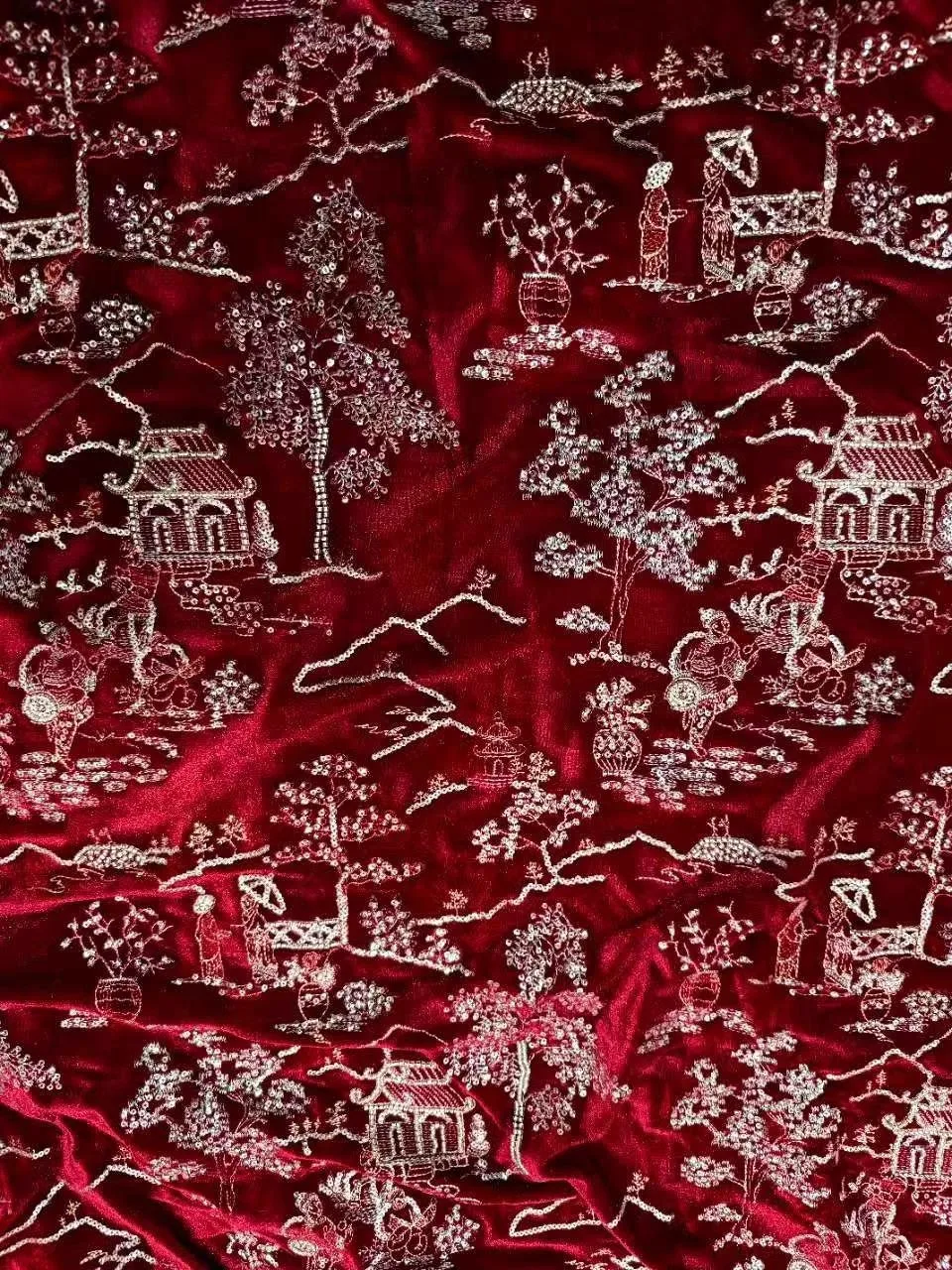 Padiglioni e torri ricamati con paillettes rosse e verdi, tessuto in velluto cucito, tessuto per abiti da sera cheongsam