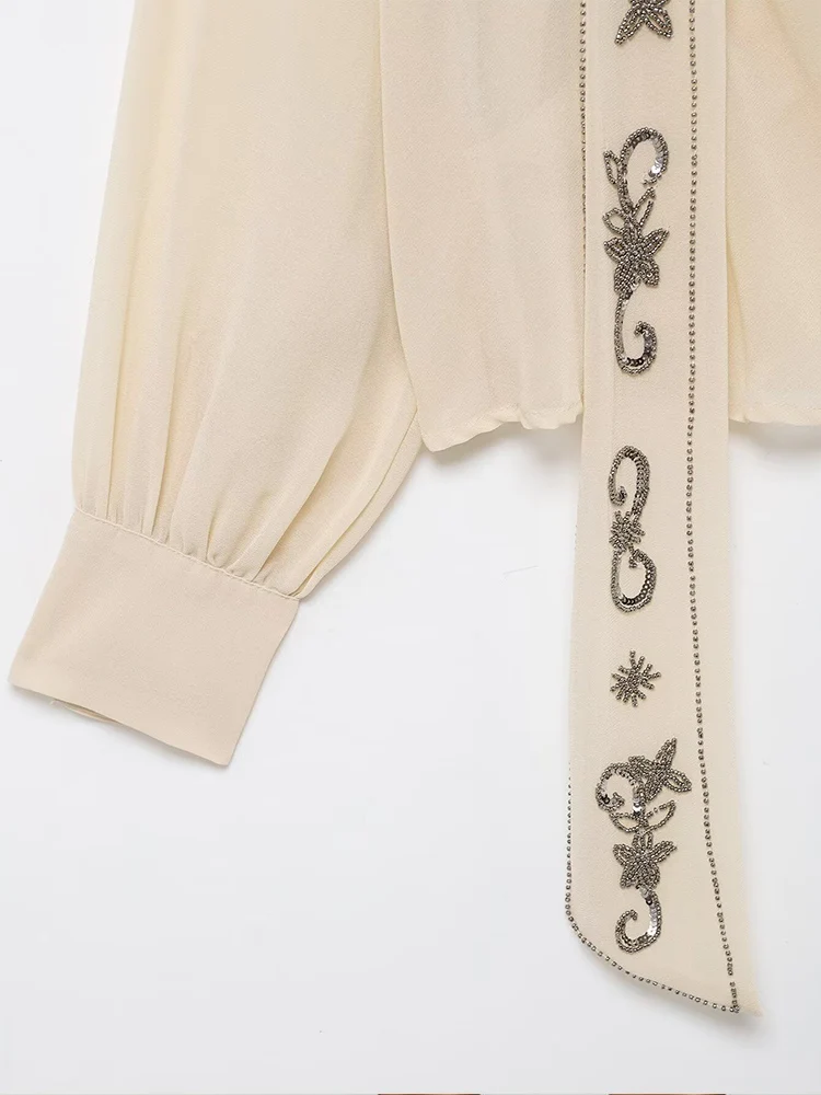 Neue Damenmode im europäischen Stil: eine vielseitige und elegante Georgette-Schalbluse mit Perlenverzierungen.