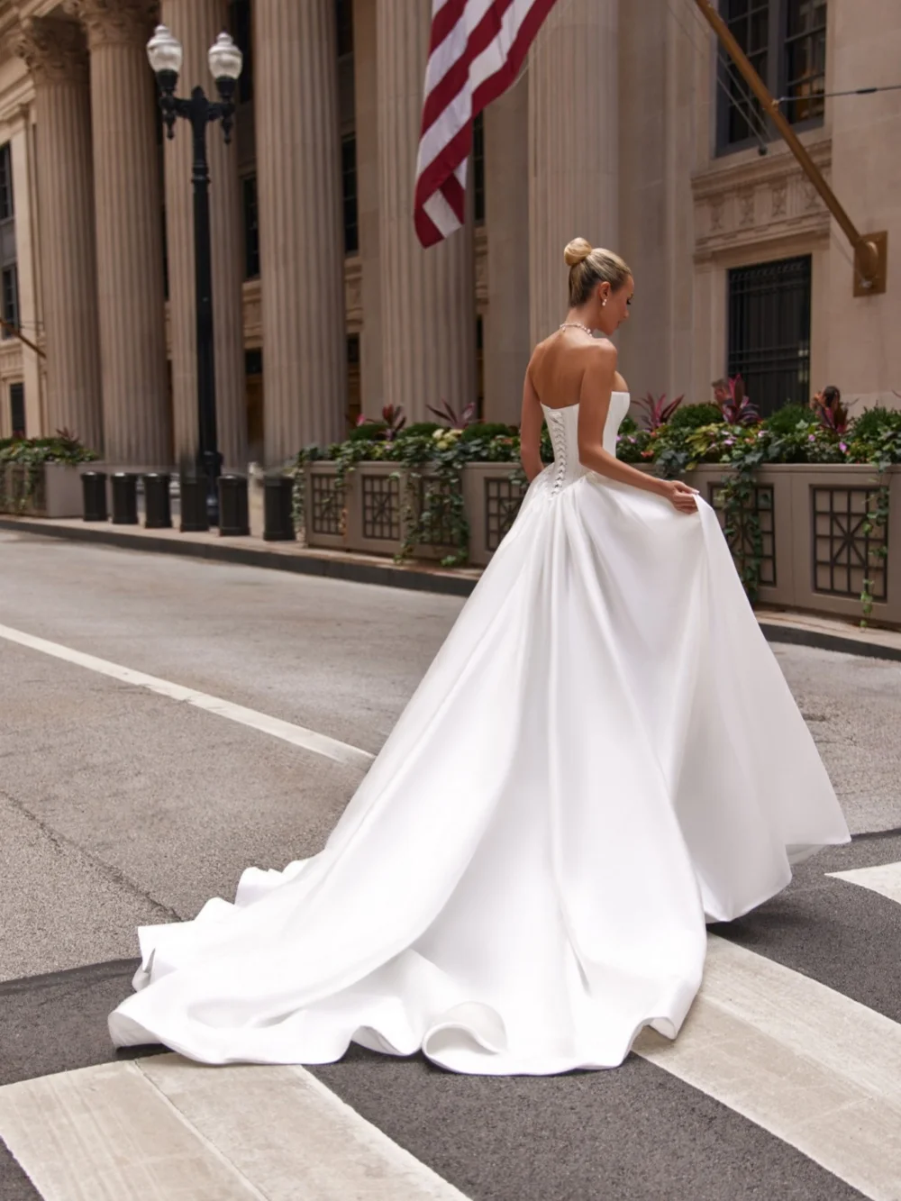 Perlenbesetztes Korsett-Spitzenhochzeitskleid mit abnehmbarer Schleppe, elegantes, trägerloses Satin-Brautkleid, neue maßgeschneiderte Kleider für die Braut