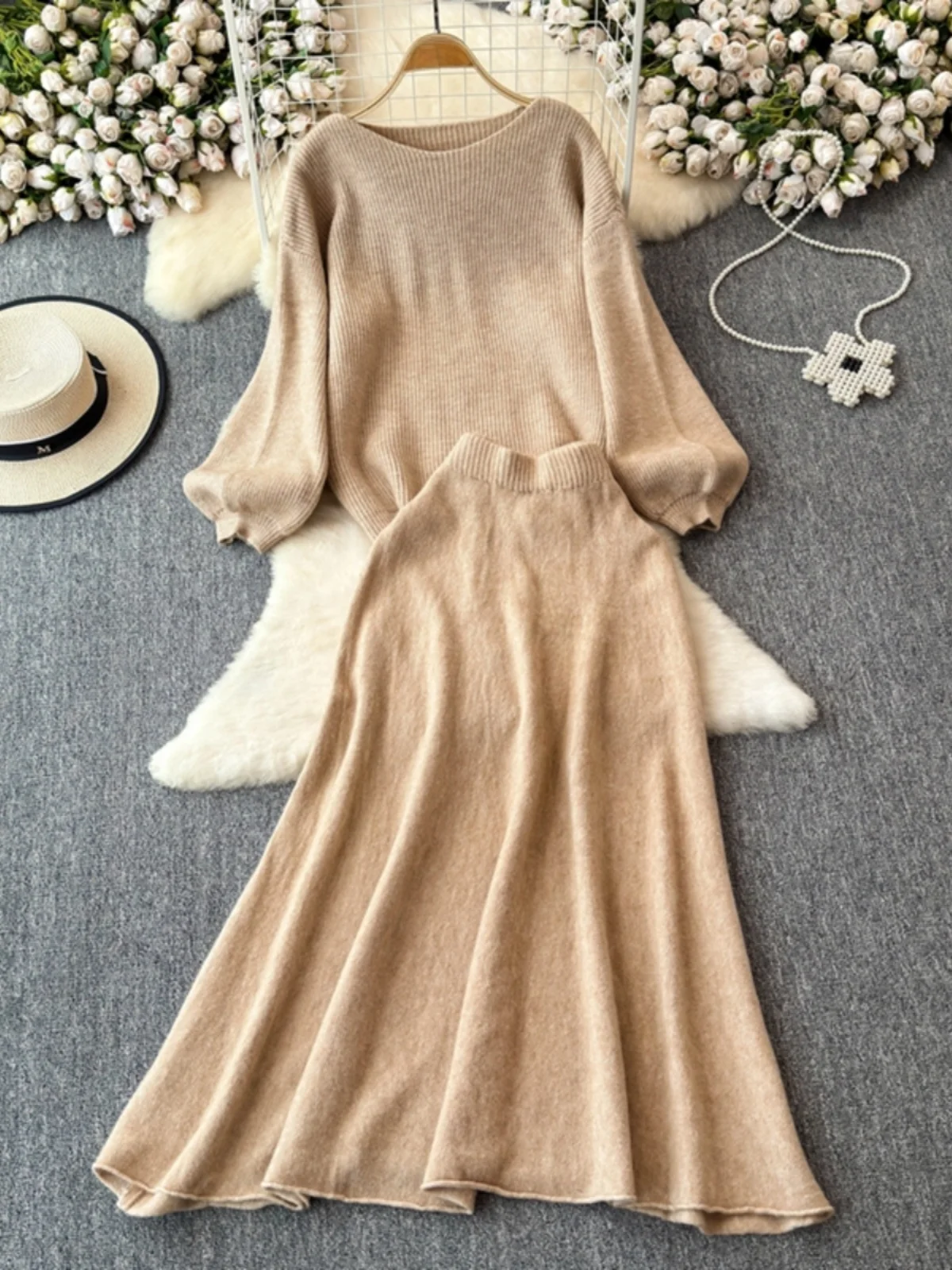 طقم سترة محبوكة فضفاضة بأكمام طويلة للنساء مع تنورة قصيرة عالية الخصر بتصميم كوري متعدد الاستخدامات