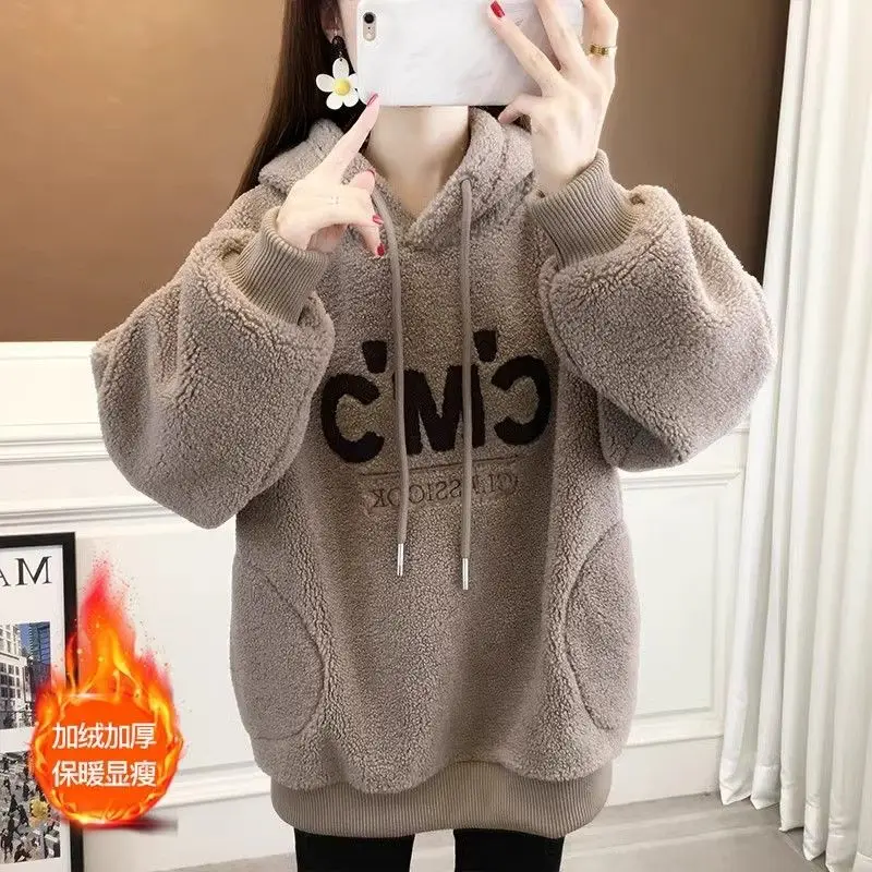 

Бархатная утолщенная толстовка с капюшоном для женщин, зима 2024, новая мода, свободный зернистый бархатный универсальный топ в иностранном стиле