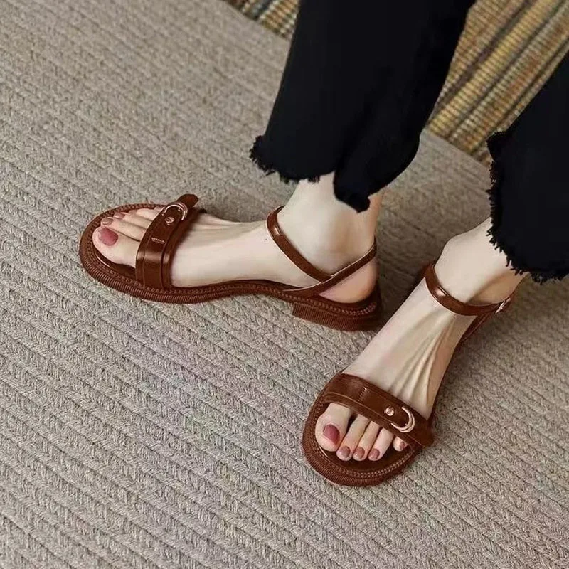 Designer New Women Sandals Luxury Narrow Leather Strap Buckle Strap Flat Sandals Wide Heel Platform Sandals Summer Casual Shoes