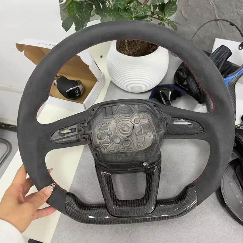 

Руль из материала Half Alcantara с красным логотипом и карбоновыми вставками для Audi Q3 2019-2024