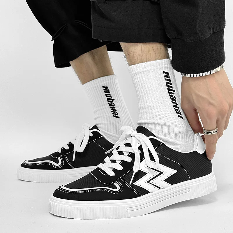 

Мужская вулканизированная обувь соответствующего цвета. Модные и модные новые высококачественные туфли на плоской подошве. Низкие кроссовки с рисунком молнии.