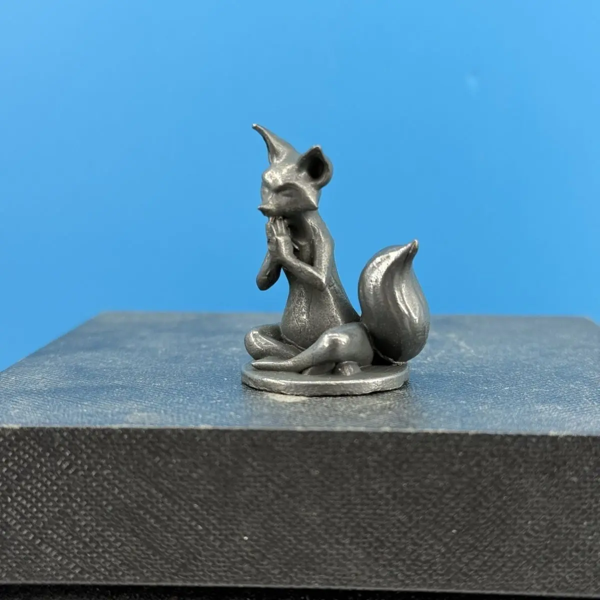 Aged Brass Praying Nine-Tailed Fox Ornament: Spirit Fox for Wealth Attraction, Immortal Fox Animal Decorations for Desktop