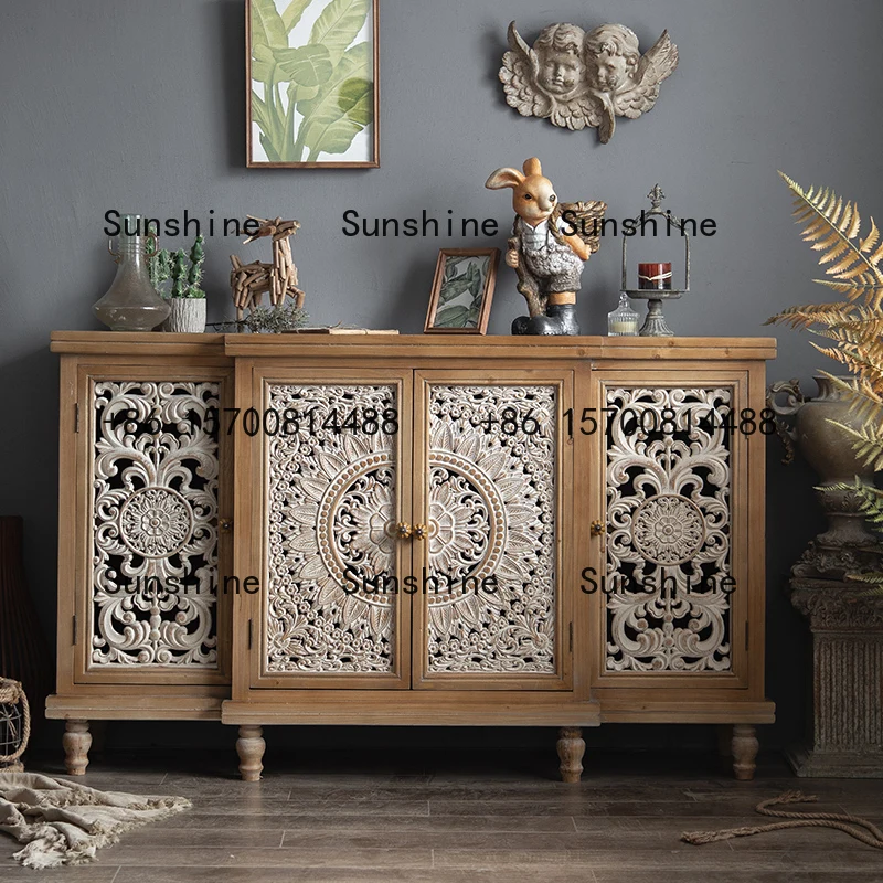 خزانة جانبية لتناول الطعام على الطراز الريفي الأمريكي، وخزانة ذات أدراج لمدخل غرفة المعيشة