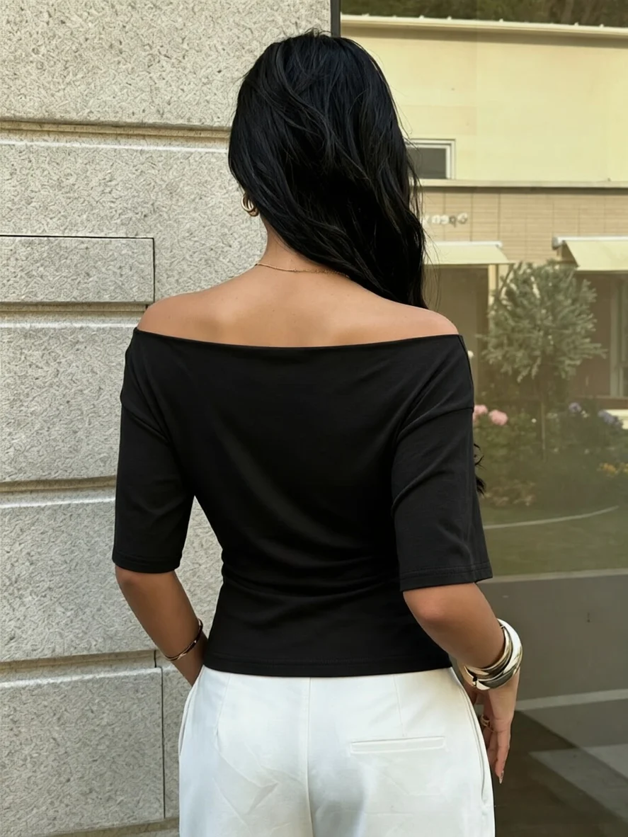 Damen-Top mit freiem Schulterbereich, kurzen Ärmeln, überkreuzter Raffung an der Taille, asymmetrischem Saum, figurbetontem Schnitt, im Y2K-Stil, sexy, für Weihnachten, Feiertage, Partys und Freizeit, T-Shirt. – Detail 8