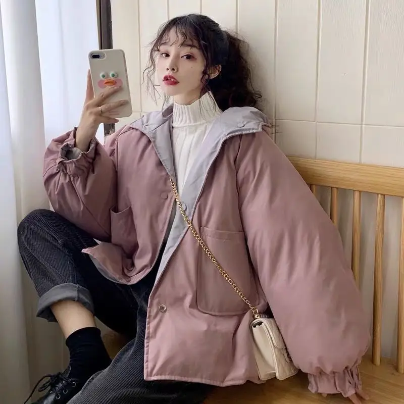เสื้อพาร์กาสั้นสำหรับผู้หญิง ฤดูหนาว มีฮู้ด บุโพลีเอสเตอร์ แบบกลับด้านได้ หนา สไตล์เกาหลี ติดกระดุม มีกระเป๋า สีพื้น แฟชั่น ทันสมัย