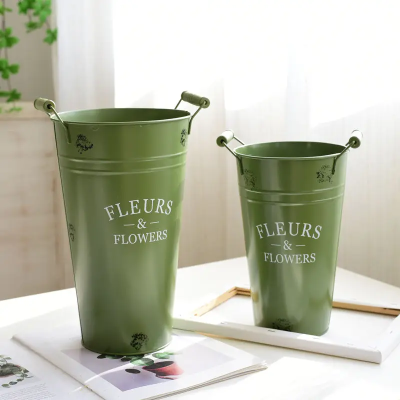 دلو زهور معدني على الطراز الشمالي - مزهرية من القصدير عتيقة للباقات، ديكور مزرعة ريفية، ترتيب زهور جمالي