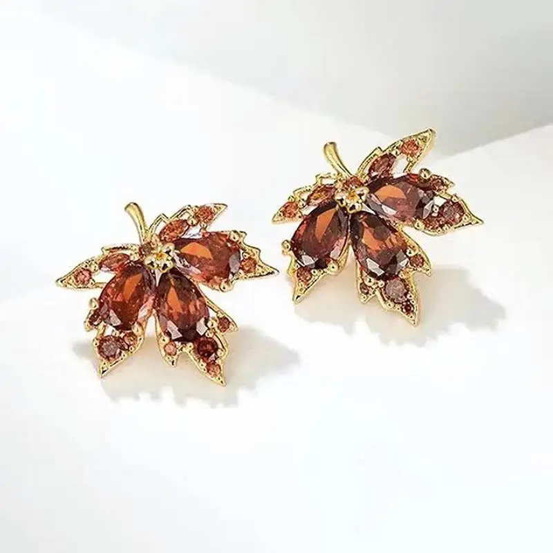 Huitan Elegante goldfarbene Damen-Ohrstecker, Ahornblätter, frischer Stil, Party, trendige Hochzeitsaccessoires, eingelegter glänzender CZ-Schmuck