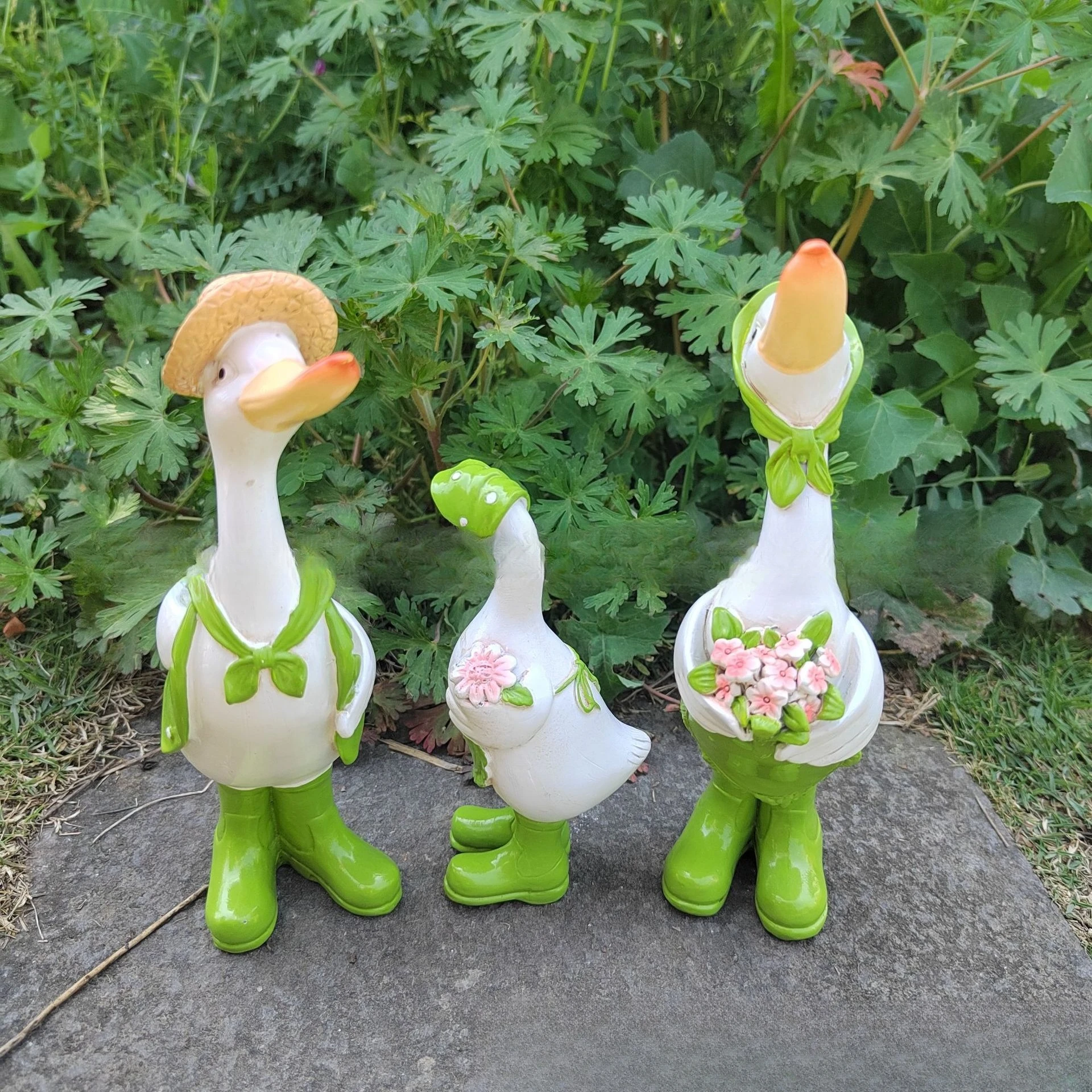 Whimsical Couple Duck Statues - Realistic Resin Garden Decor with Hats - Charming Yard Ornaments for Patio & Lawn with Hats