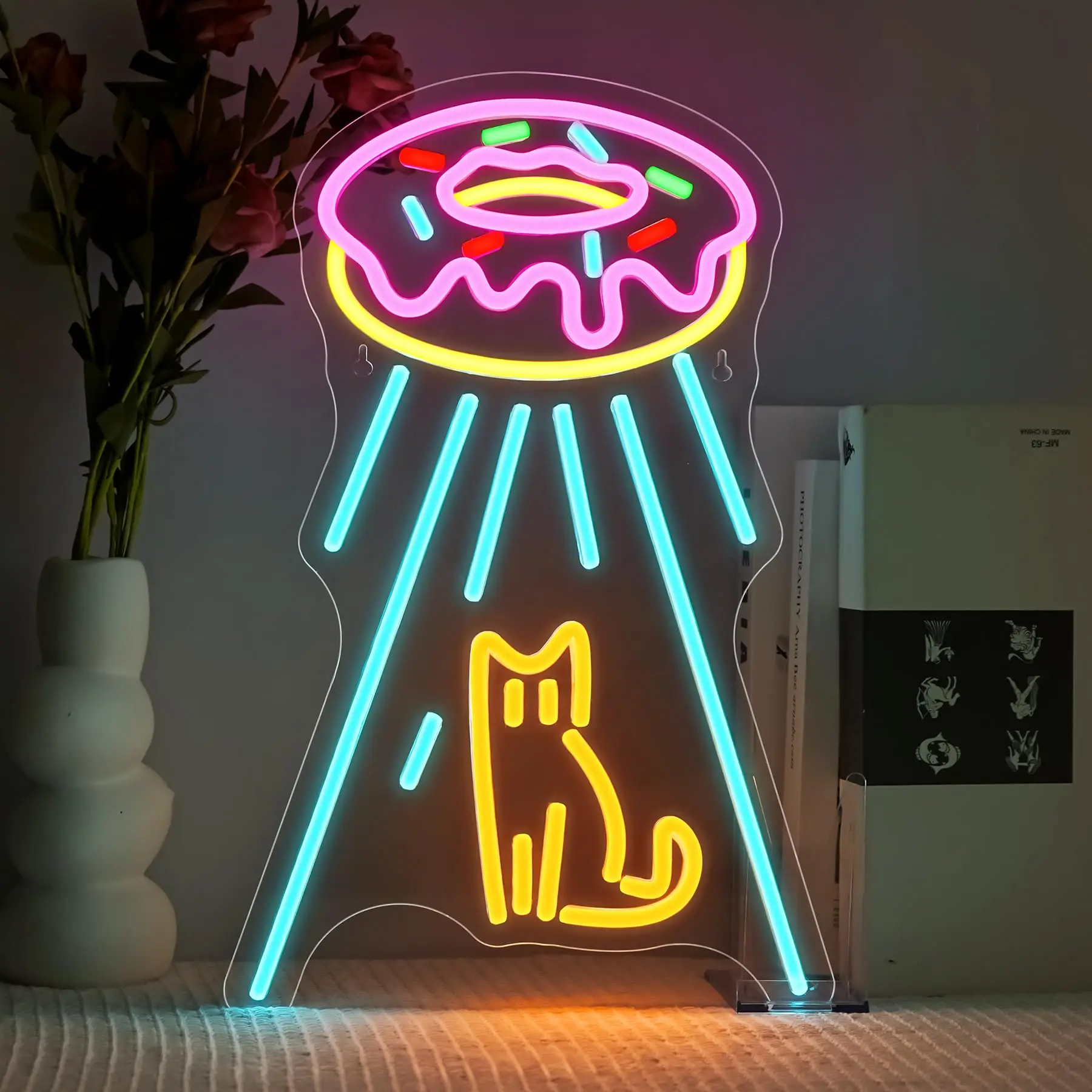 독점 네온 고양이 우주선 LED 사인 - 조광 가능한 패널 디자인 |   도넛 & UFO 요소 |   디저트 가게용 USB 전원 벽 장식