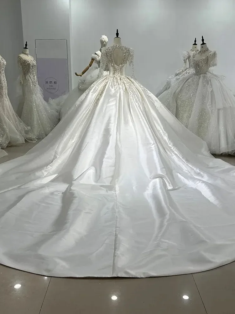 Abito da sposa in raso con scollo a V a maniche lunghe 2025 Nuovo abito francese di lusso a coda lunga Abito da sposa lucido personalizzato
