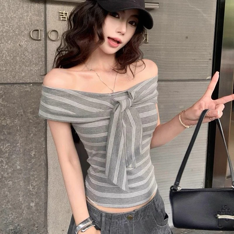 بلوزة كورية مثيرة مكشوفة الأكتاف مخططة صيفية كلاسيكية رفيعة وربطة عنق رمادية أمامية بلوزة هاراجوكو Y2K ملابس الشارع الشهير جرافيك تي شيرت