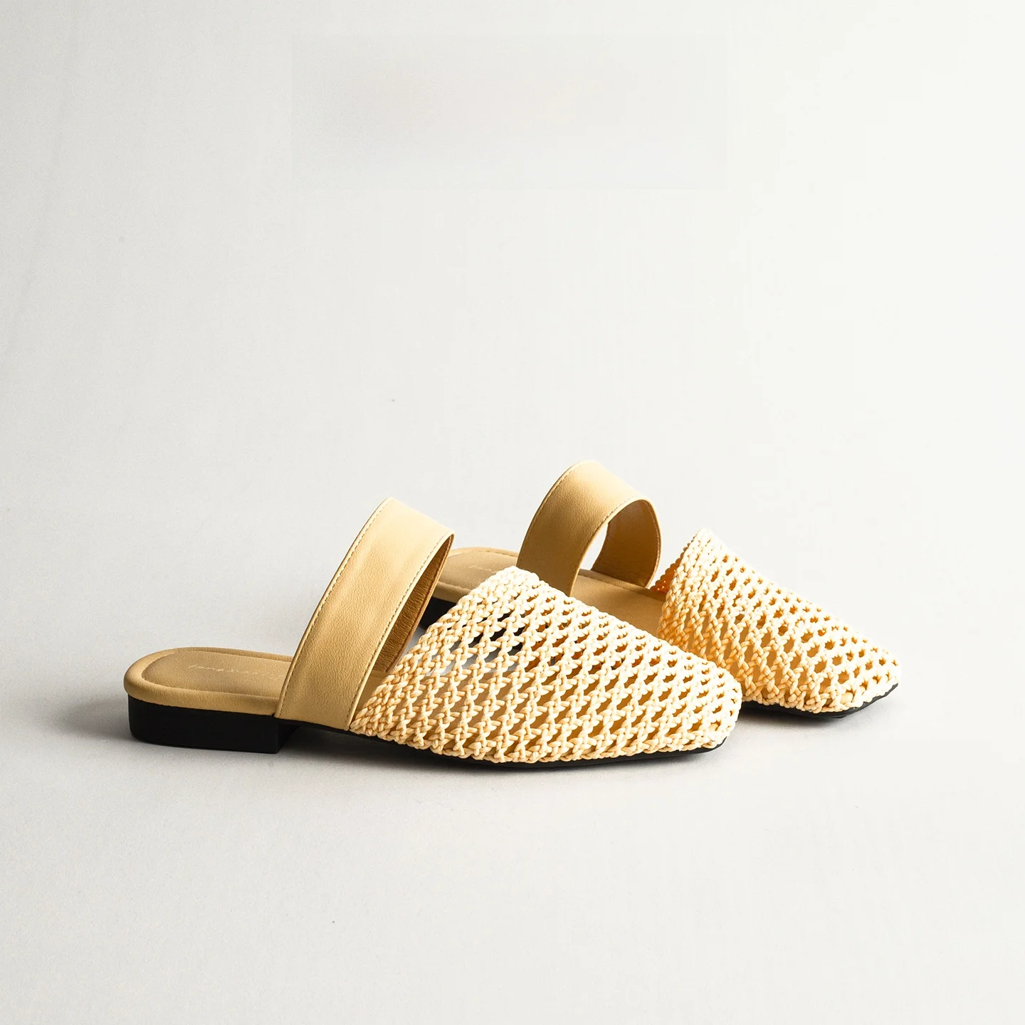 Women's Summer Open-Toe Woven Slippers Slip-On Breathable Casual Sandals Lazy Mule Shoes Comfortable Flat Rubber Sole