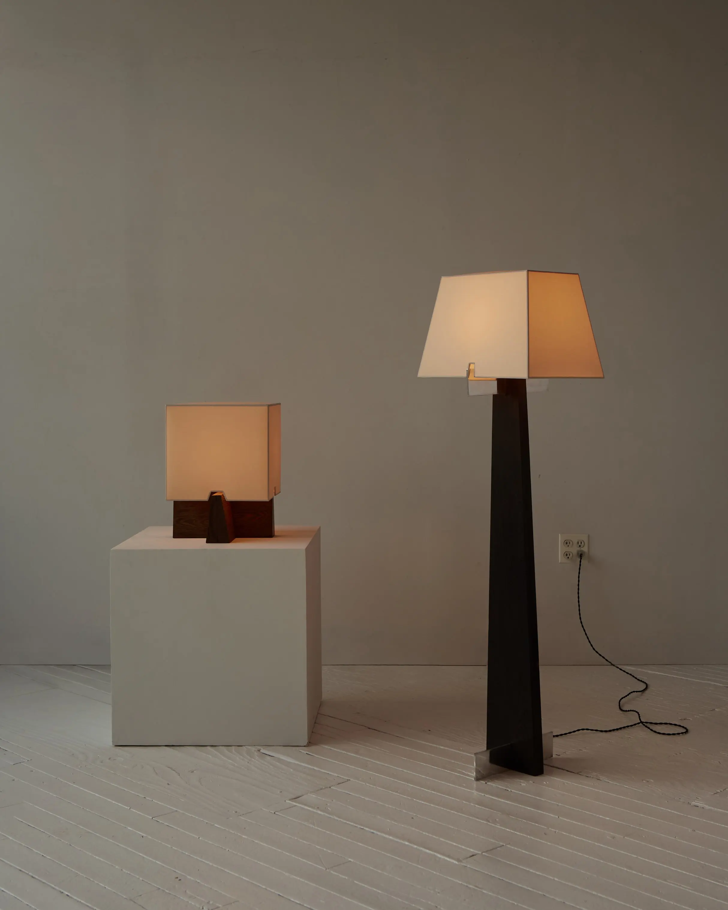High-end Atmosphere Modern Chinese Twisted Geometric Living Room Floor Lamp Bedroom] Bedside Creative Metal Corner Lamps