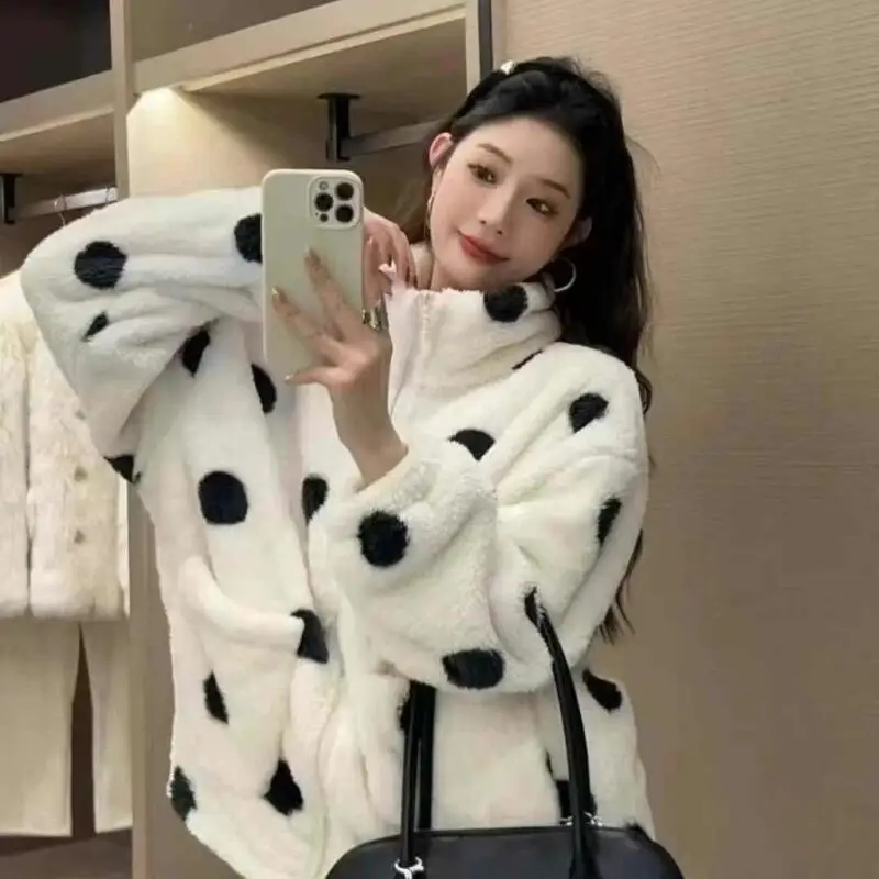 ملابس نسائية طقم بيجامات منزلية منقطة يمكن ارتداؤها كملابس خارجية مبطنة بالصوف موضة الخريف السميكة الدفء