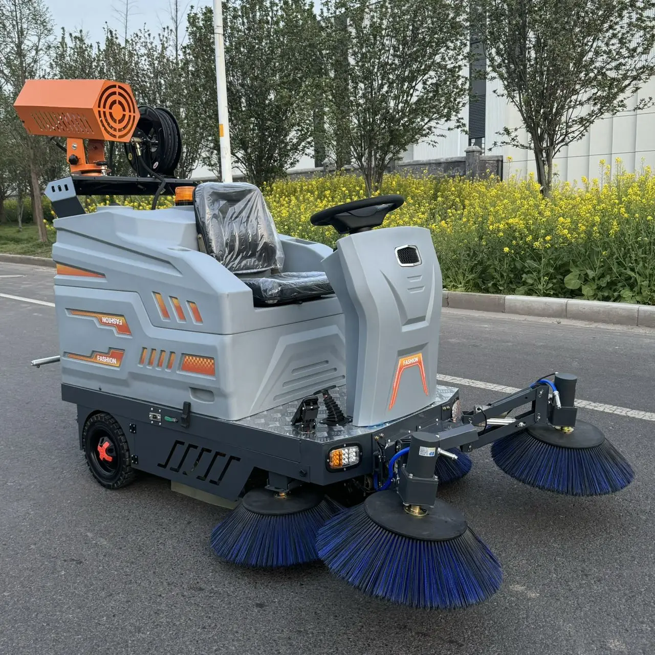 Ride-on Street Sweeper 5-Brush Industrial Road Sweeper, Floor Sweeper, Road Sweeper with High Pressure Washer Excluding freight