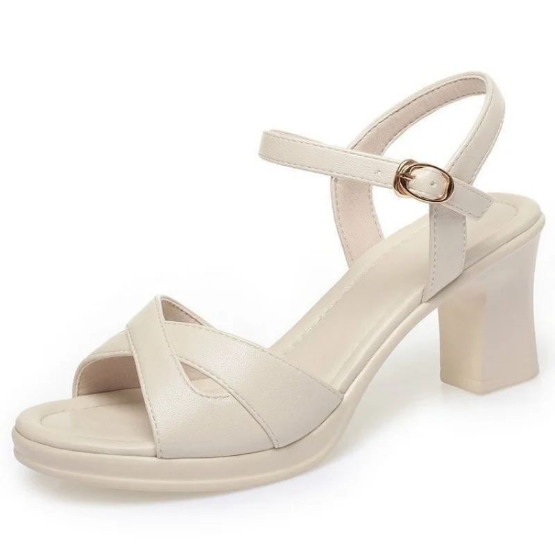 Damen-Sandalen mit Kreuzriemen und Blockabsatz – Bequeme Plateau-Schuhe mit Knöchelschnalle und offener Zehenpartie für Büro, Party und Alltag – Detail 2