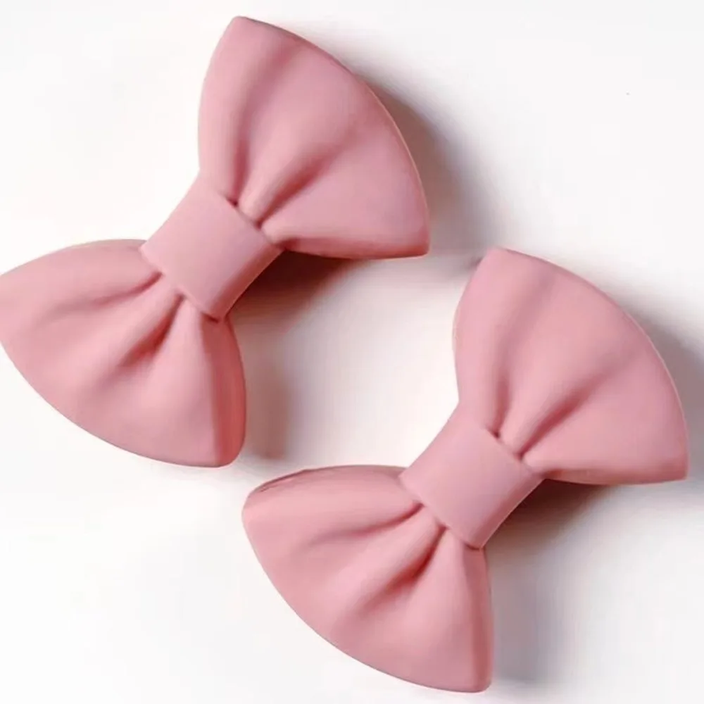 2PCS New Silicone Heat Insulator Clip Bow Tie Shape Mini Pot Handle Cover Pinch Grip Heat Resistant Oven Mitt Home Kitchen view 5