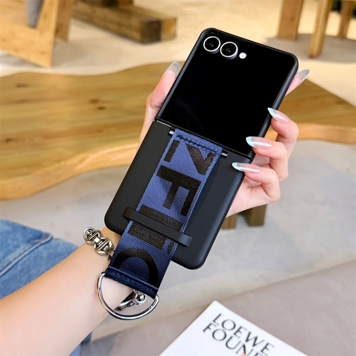 Luxuriöse Matte PC-Handyhülle für Samsung Galaxy Z Flip 8/7/6/5 mit Handschlaufe Ringhalter Handkettenband Cover für ZFlip 7 FE – Detail 7