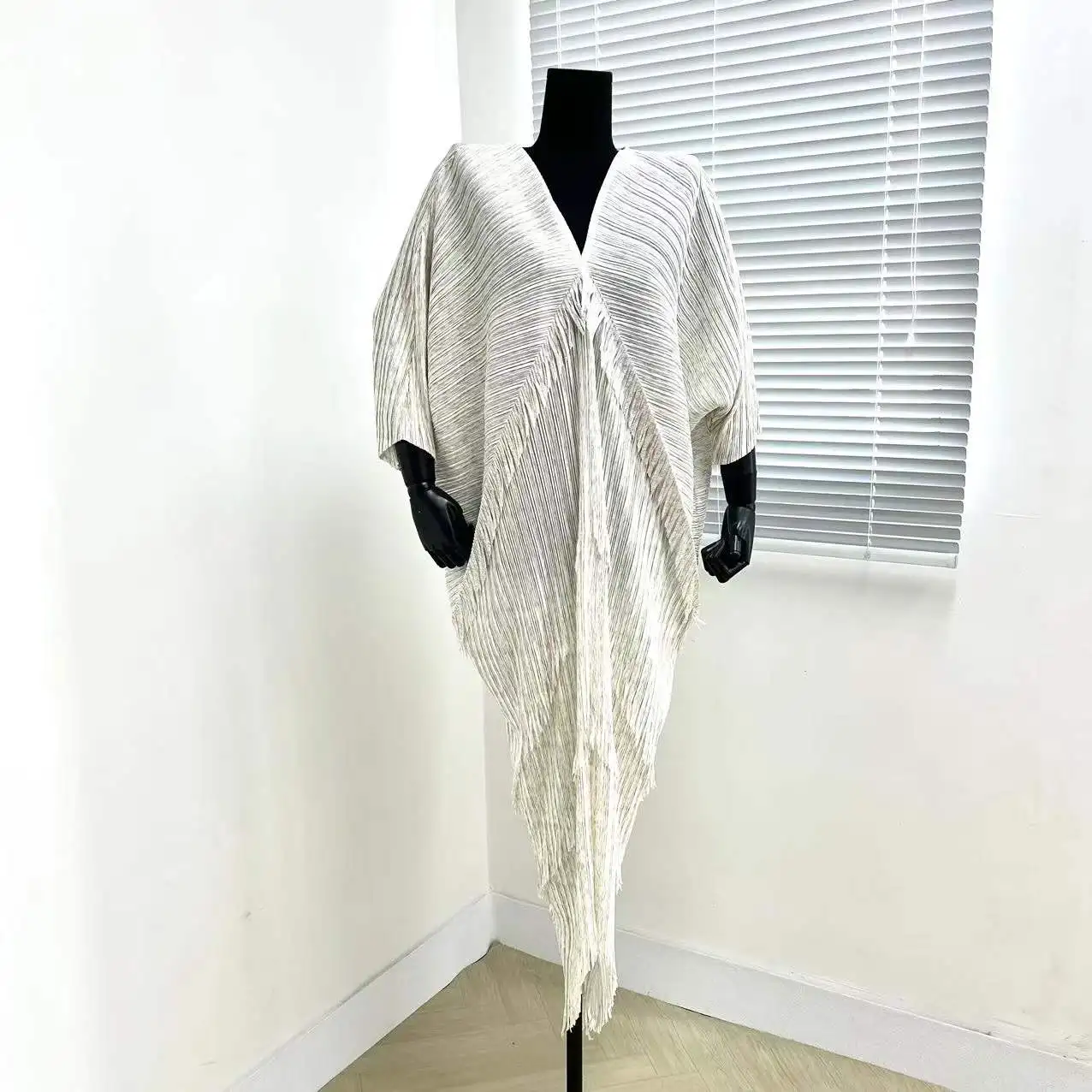Elegantes, metallisches, figurbetontes, langes indisches Abendkleid mit Puffärmeln, V-Ausschnitt, Falten und Pailletten, Fransen, für Damen in großen Größen – Detail 1