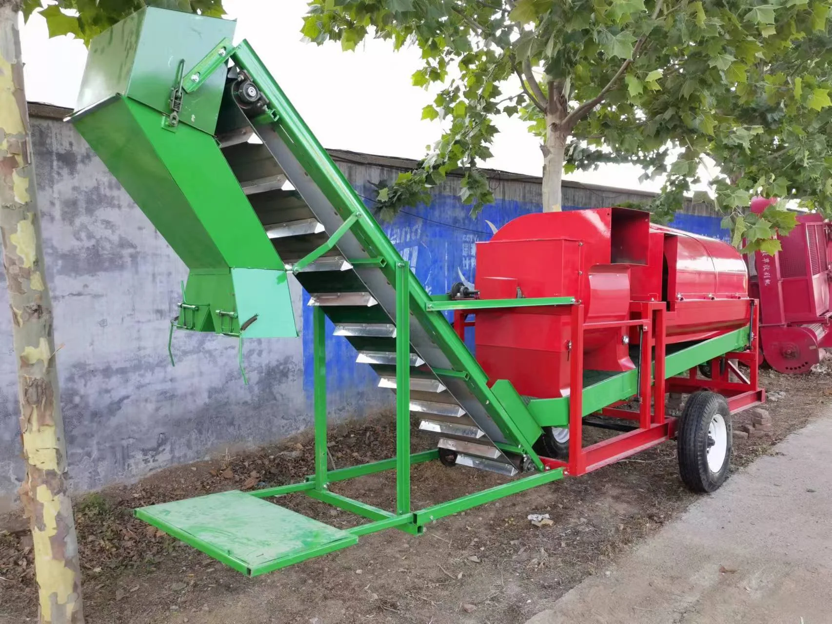 Agricultural Automatic Peanut Harvester Groundnut Picker Machine