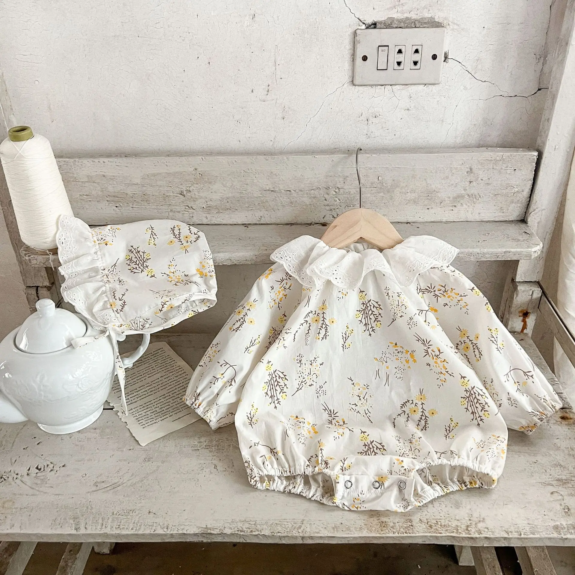 2023 Korean Baby Girls Clothes Autumn Romper with Hat Floral Printed One-piece Lace Loose Fashion Sweet Pastoral Solid Color