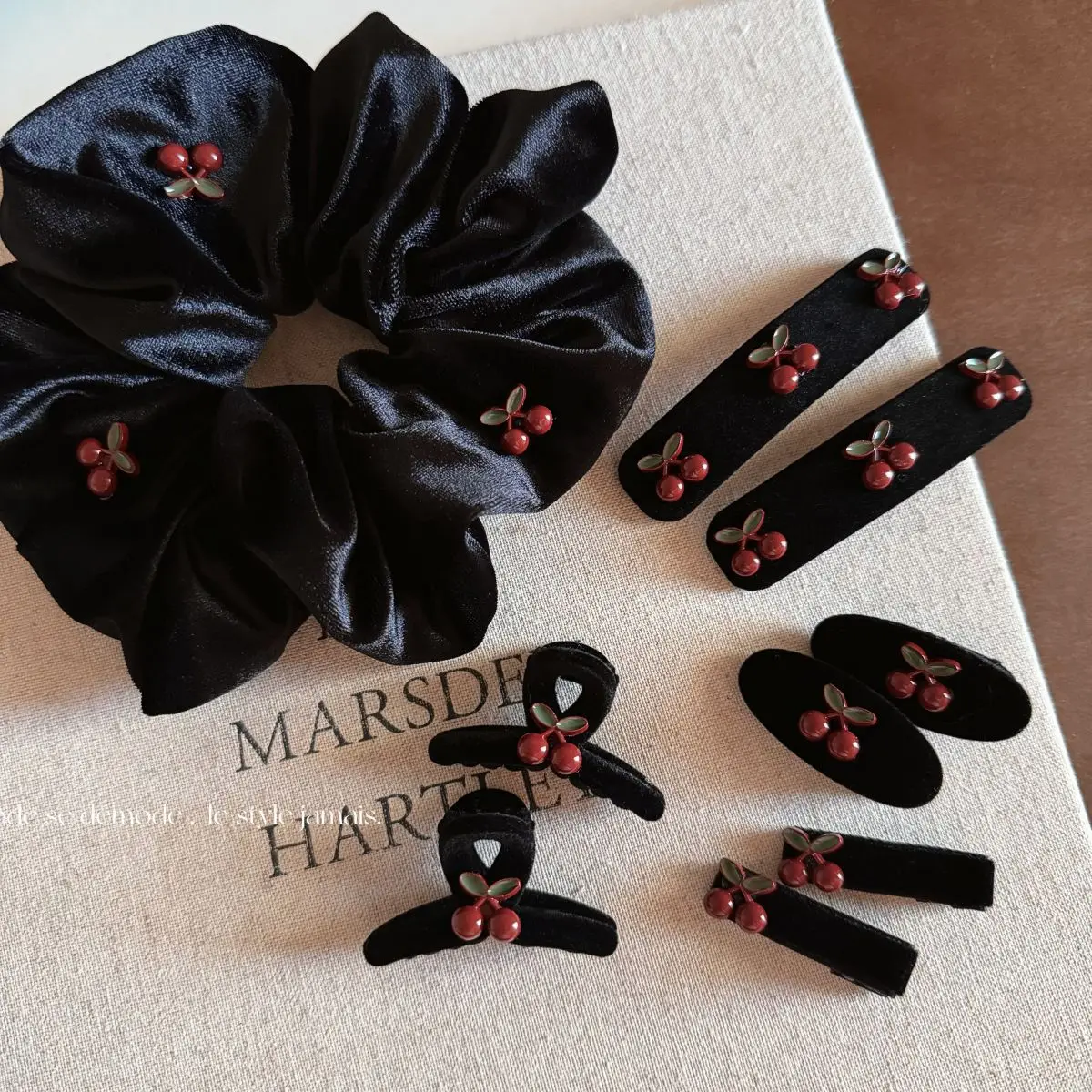 

Red Cherry Retro Black Velvet Small Grab Clip BB Clip Premium Sense Bangs Clip Autumn and Winter Flocking Female Back Head