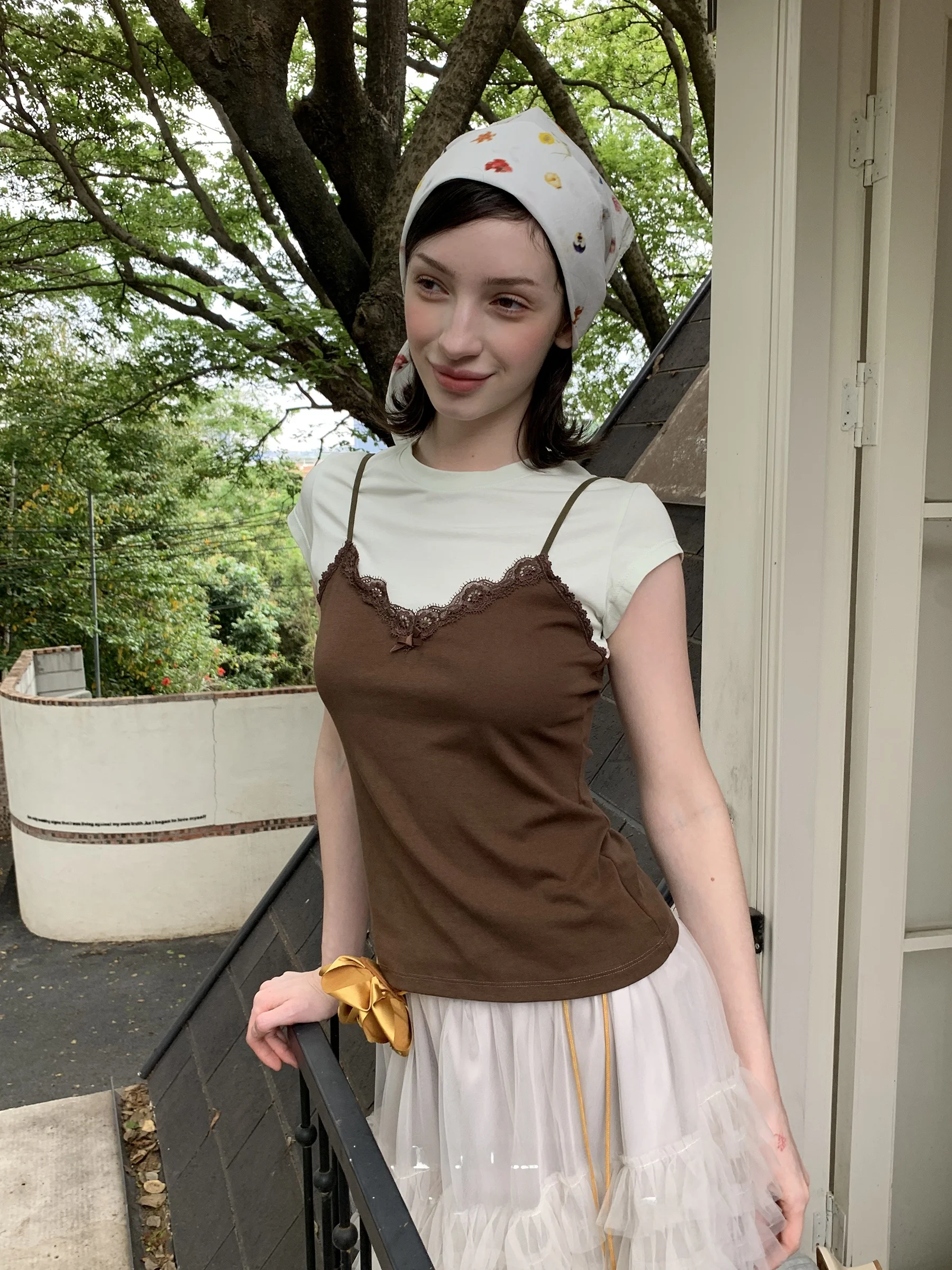 

Женская летняя футболка JDE с кружевными вставками и коротким рукавом, приталенный топ с узлом, повседневный стиль, имитация двухслойного платья