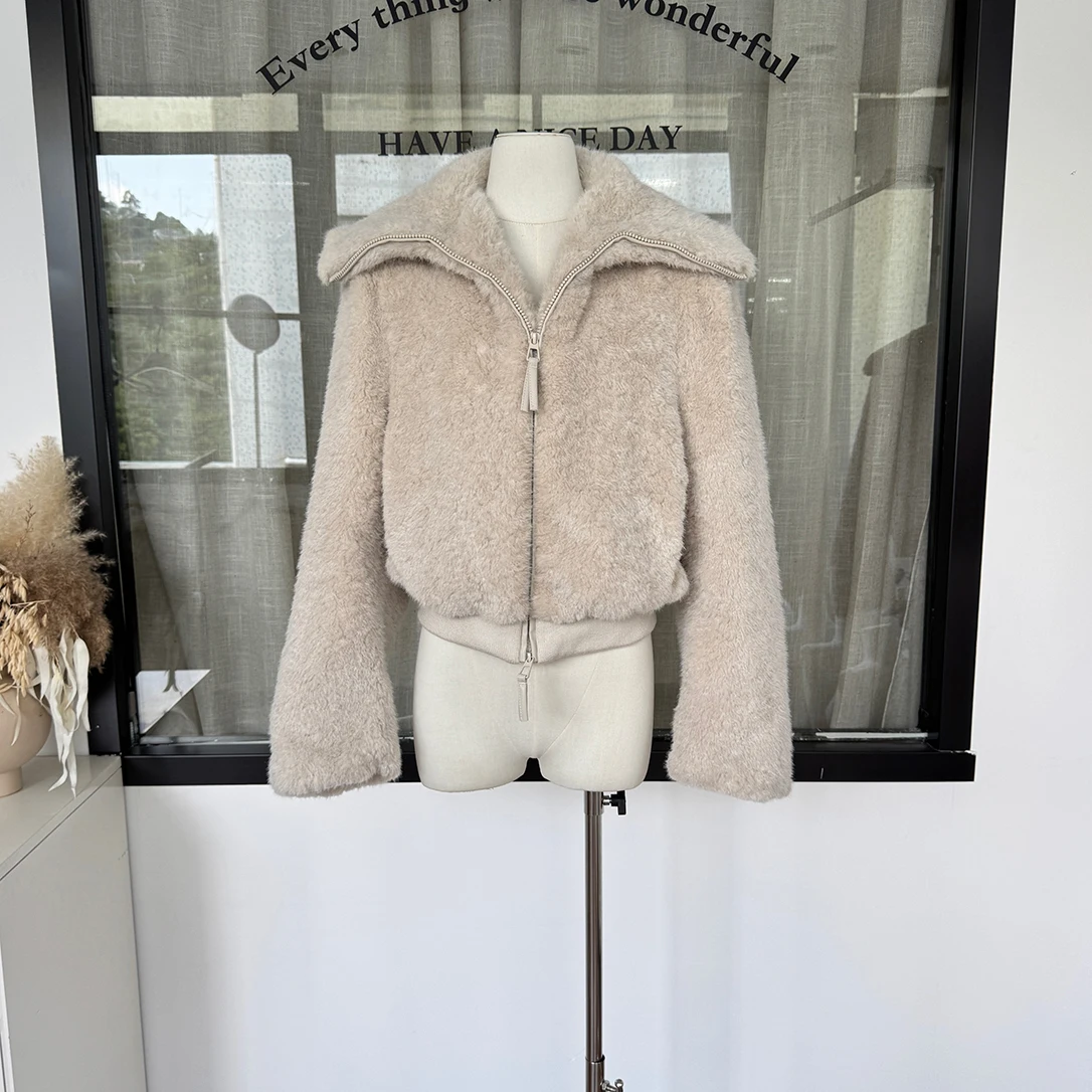 เสื้อแจ็คเก็ตขนเฟอร์เทียมแขนยาวสำหรับผู้หญิง สไตล์หรูหราสำหรับฤดูใบไม้ร่วงและฤดูหนาว  แบบมีซิป  คอปกพับได้  สไตล์สตรีทแวร์  นุ่มฟู  สำหรับใส่เป็นเสื้อนอก