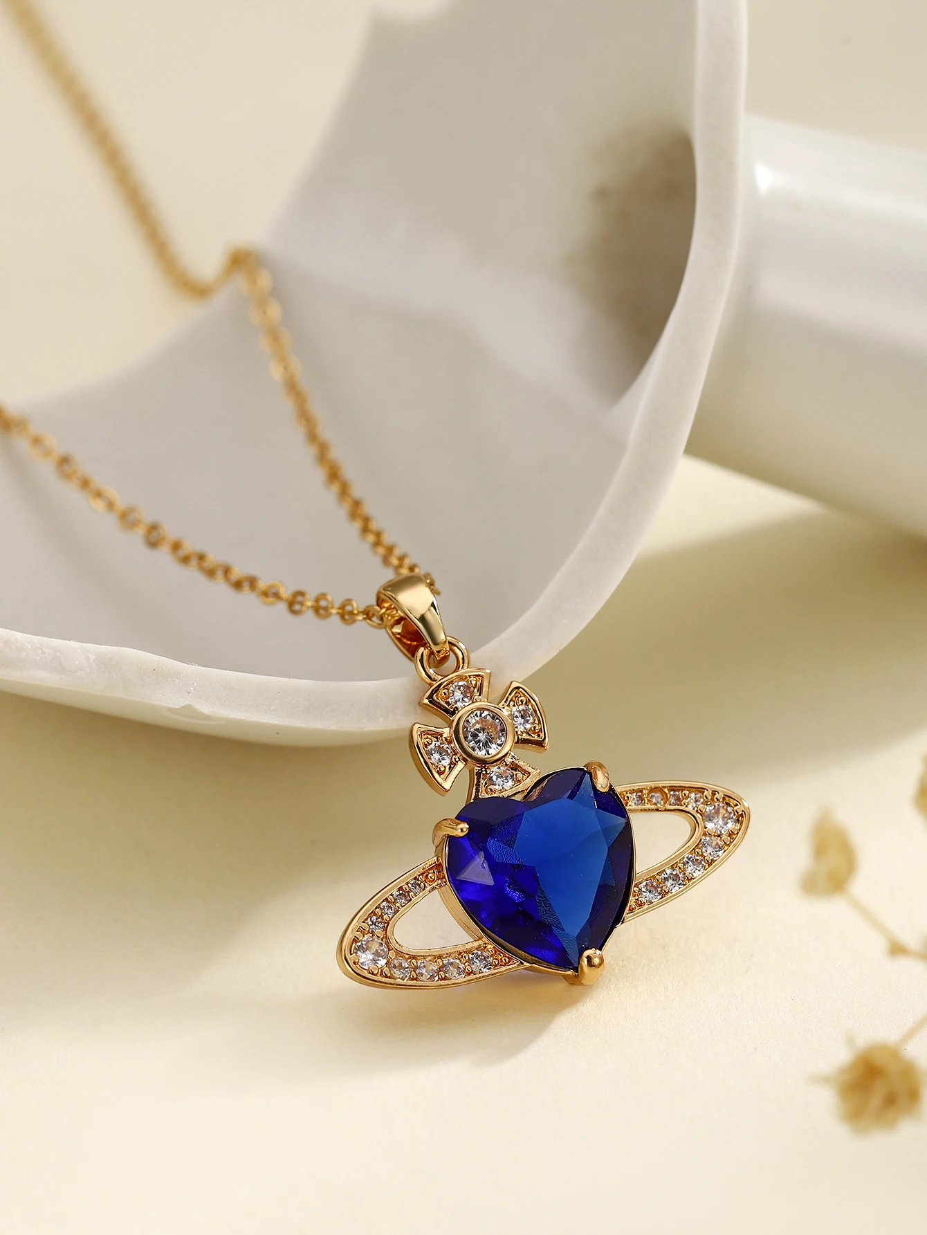 Vintage Saturn high-end temperament fashion copper inlaid synthetic zircon royal blue heart necklace