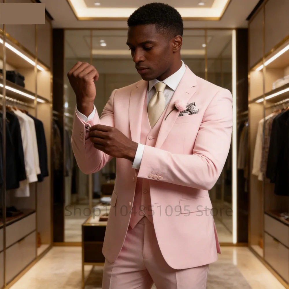 

Свадебный светло-розовый мужской костюм-тройка: пиджак с отложным воротником, жилет и брюки. Облегающий крой, для торжественных мероприятий и деловых встреч. Комплект для жениха и шаферов (пиджак+жилет+брюки)