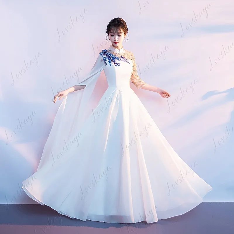 Die Performance-Kostüme für die Big Chorus Group When Singing Red Songs. Die formelle Kleidung des Chores. Langes formelles Kleid.