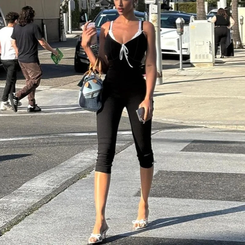 بدلة يوجا كريسناس بحزام سباغيتي أسود 2 في 1 للنساء 2026 بدلة قفز جديدة ضيقة بألوان متباينة عالية الخصر متماسكة بطول الساق