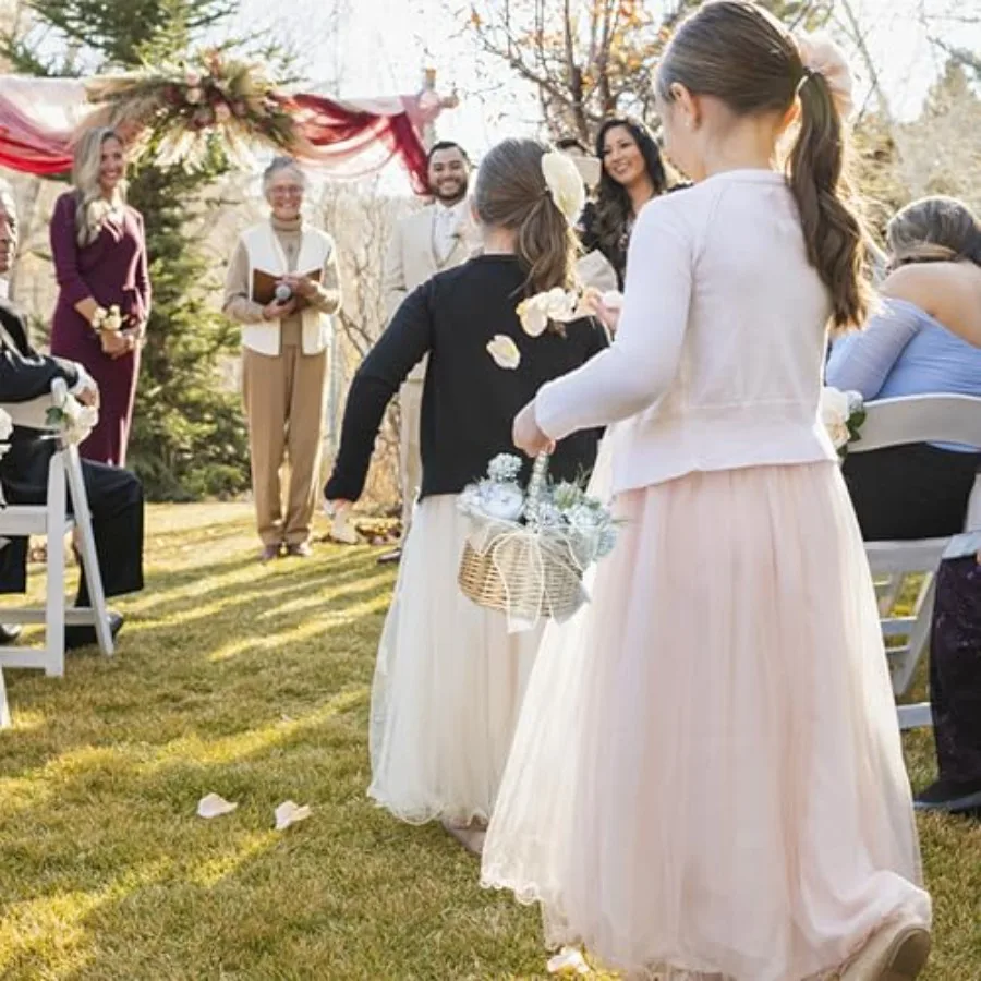 مجموعة سلة فتاة الزهور مكونة من 2 سلة زهور صغيرة منسوجة يدويًا مع مقبض لؤلؤي وبطانة بلاستيكية على شكل فيونكة لفتاة الزهور والفئران الخوص