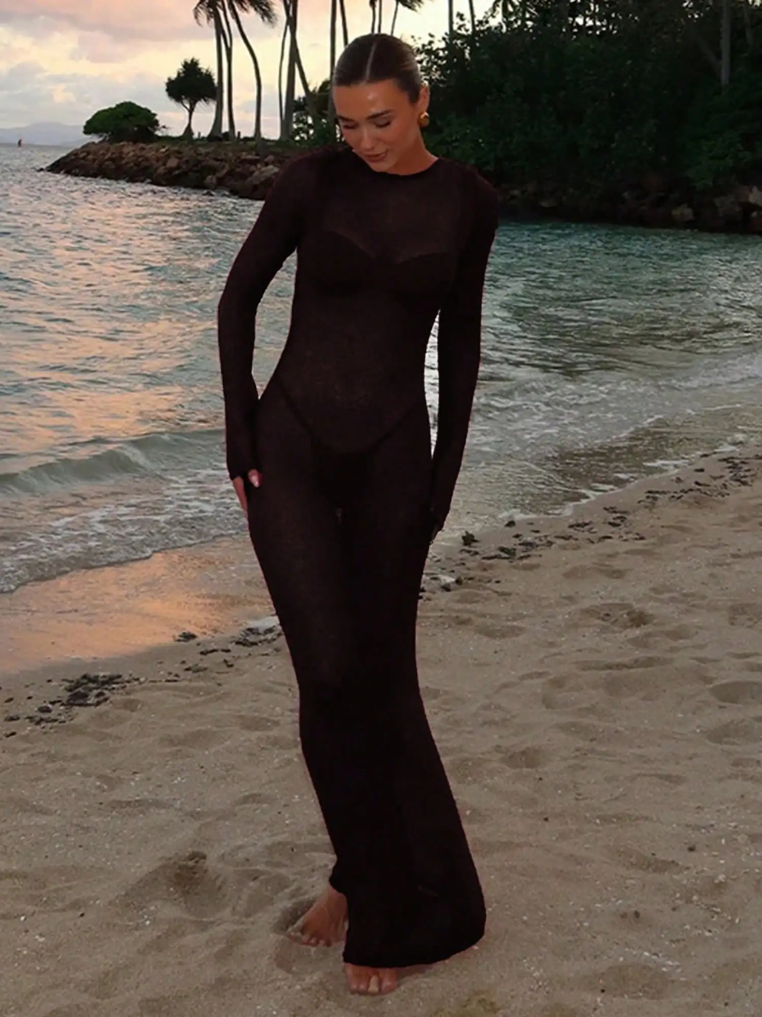 

Длинное прозрачное платье макси с длинными рукавами и открытой спиной, связанное крючком, для пляжа, вечеринок и вечернего образа.