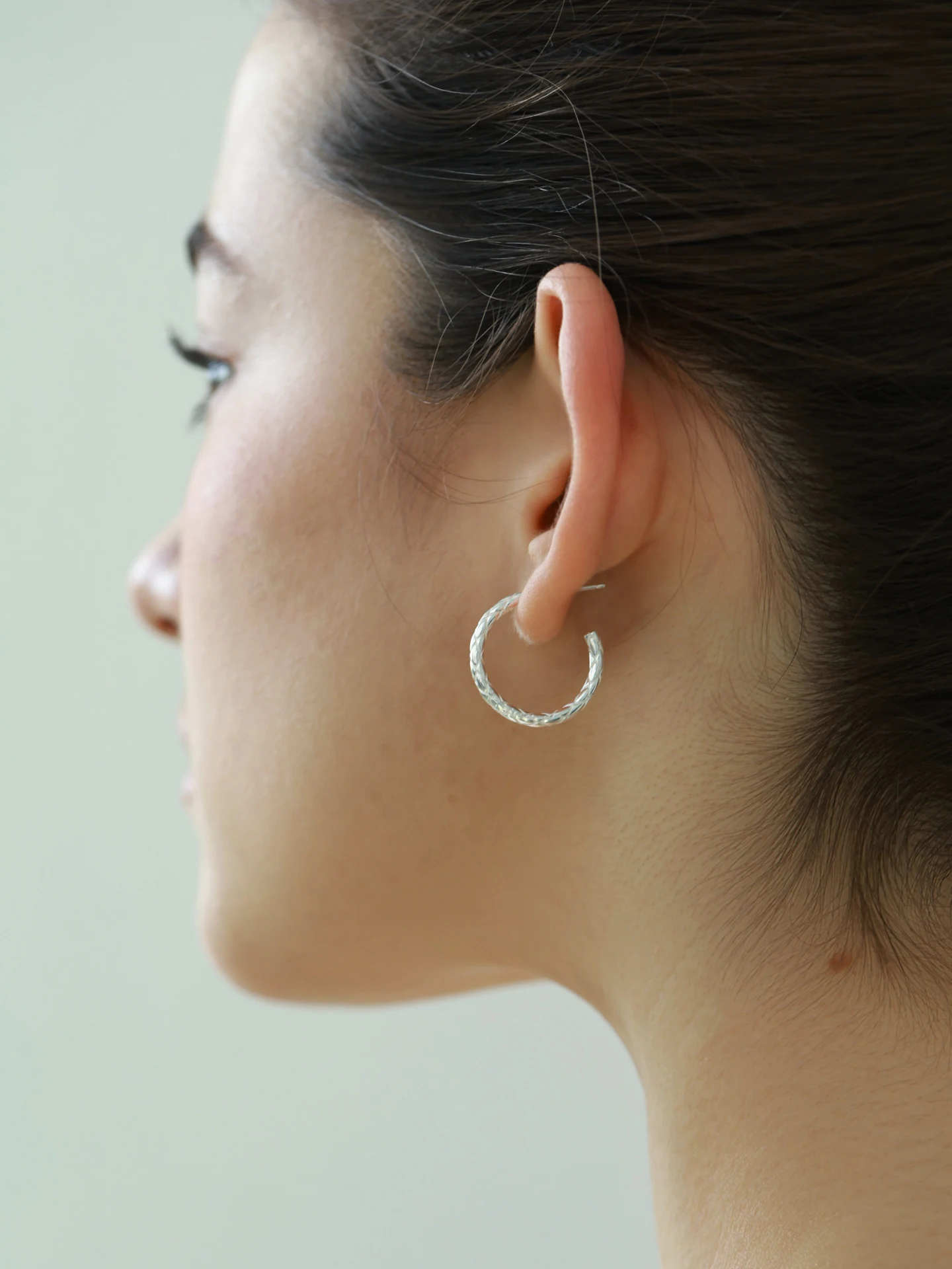 orecchini-a-cerchio-classici-con-motivo-a-rombi-in-argento-minimalisti-e-di-tendenza-gioielli-leggeri-e-di-lusso-in-argento-puro