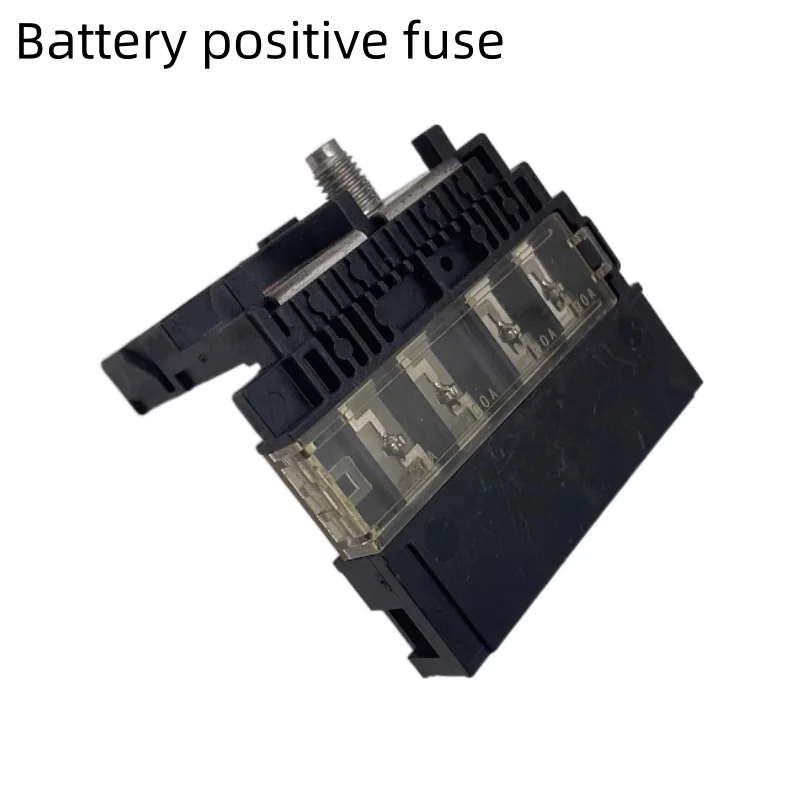 

For Nissan TIIDA SENTRA LIVINA ALTIMA SUNNY QASHQAI Battery Positive Plug Battery Fuse Socket