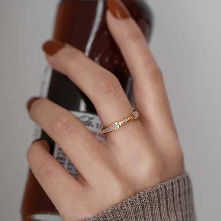 Women's Minimalist European & American Light Luxury Titanium Steel Ring with Micro Inlay, Rose Gold with White Mother-of-Pearl, Versatile Niche Design, Fade-Resistant